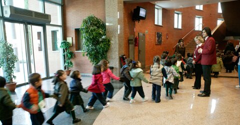 Niños visitando el teatro